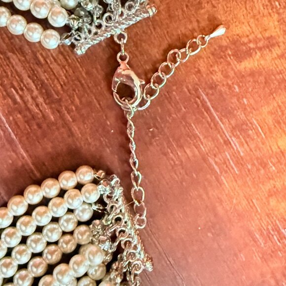 Strands of faux pearls - Picture 2 of 3
